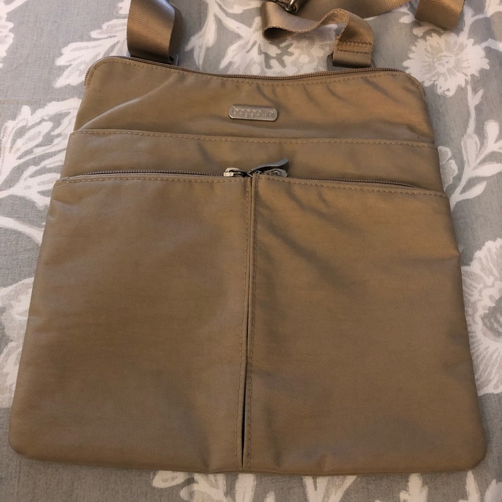 Baggallini tan beige nylon crossbody with pink lining
